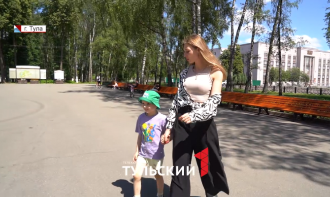 От специальных знаков до тихого плача: как понять, что ребенок на улице в опасности