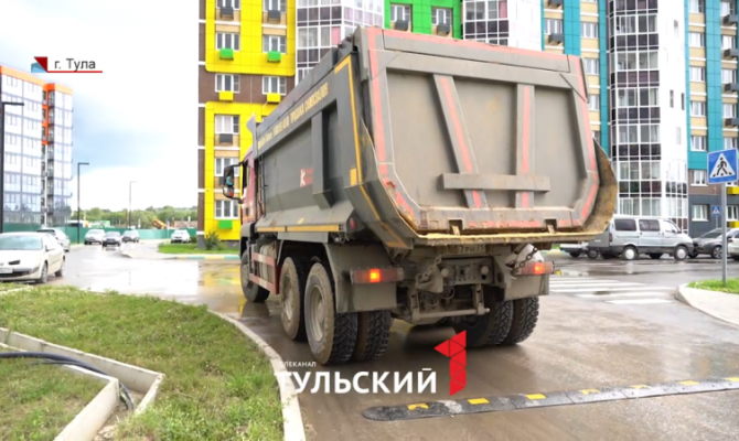 В Туле грузовики устроили ралли во дворе нового жилого комплекса