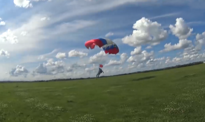Школьники из Ефремова впервые прыгнули с парашютом