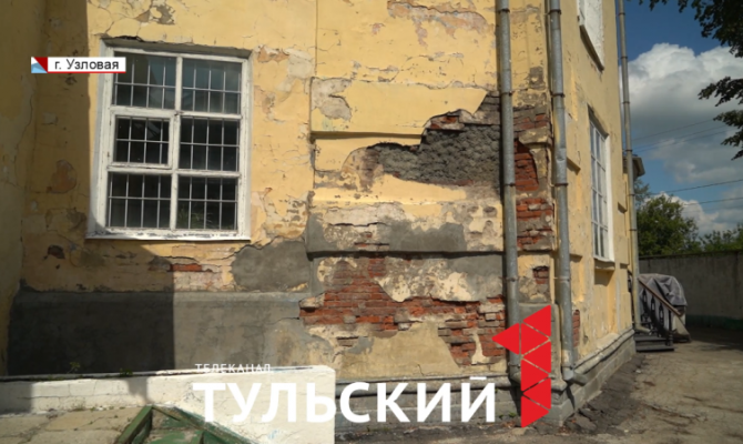 В Узловой прихожане Успенского храма молятся под клеенками из-за протекающей крыши