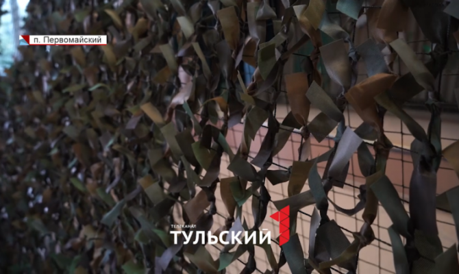 Щекинские пенсионеры организовали свой цех по плетению маскировочных сетей