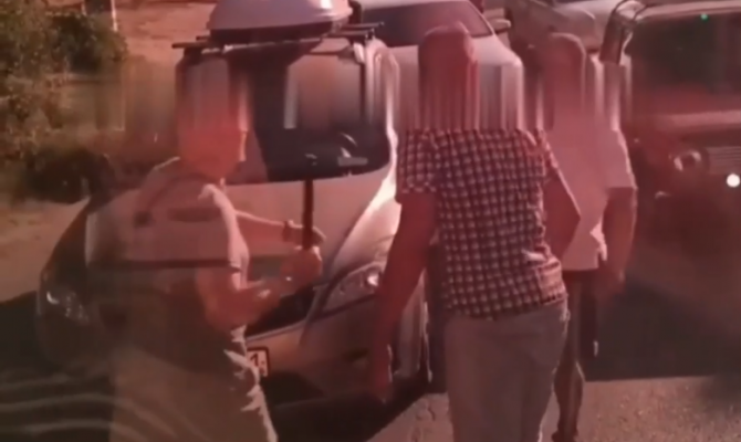 В Ялте водитель из Тульской области подрезал автобус и спровоцировал драку