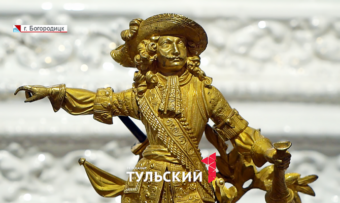 Богородицкий дворец экспонирует таинственные часы с лилией и наряды баронессы Зефир