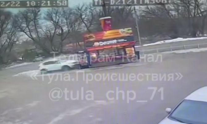 В Барсуках кроссовер протаранил кофейный павильон