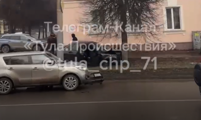 На улице Металлургов в Туле легковушка врезалась в дерево после ДТП