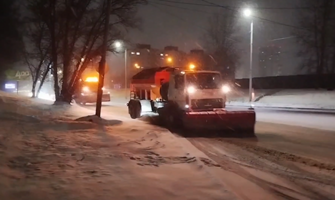 Коммунальщики расчищают улицы Тулы от снега