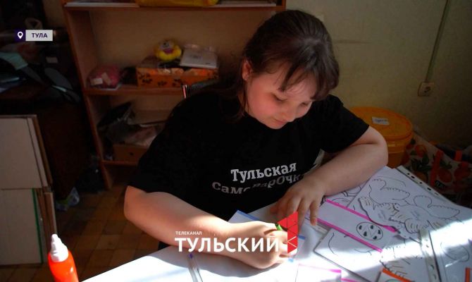 10-летняя тулячка делает игрушки-талисманы для бойцов СВО