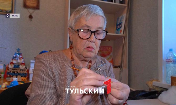 74-летняя тулячка делает вязаные обереги для бойцов СВО