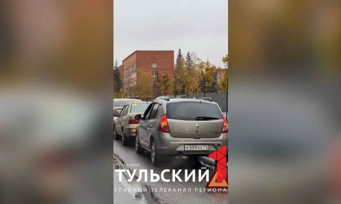 В Туле на улице Оборонной столкнулись три автомобиля