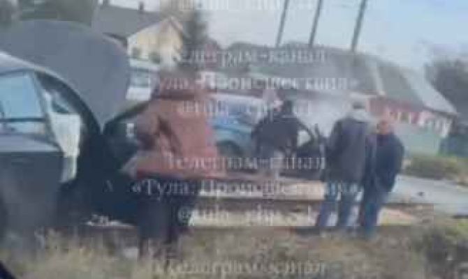 В Туле на улице Воздуховлотской столкнулись два автомобиля