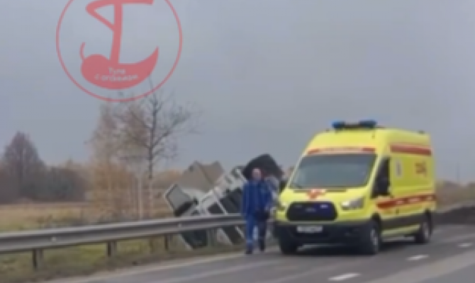 В Туле на Калужском шоссе перевернулась фура