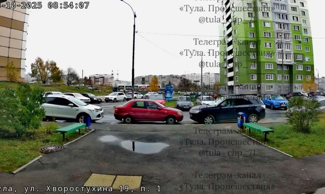 Момент падения школьницы с высоты на улице Хворостухина в Туле попал на видео