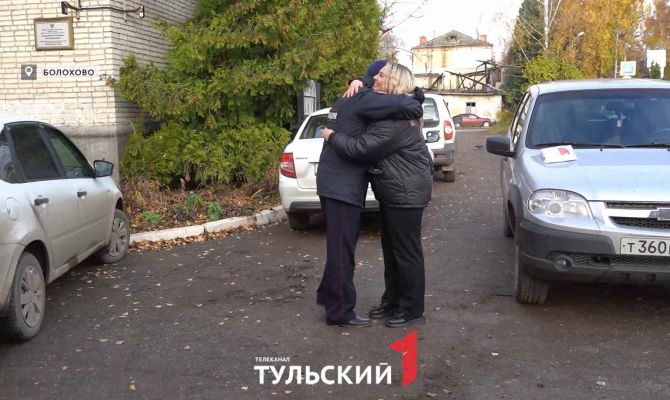 Полицейский встретился со спасенной им из леса семьей