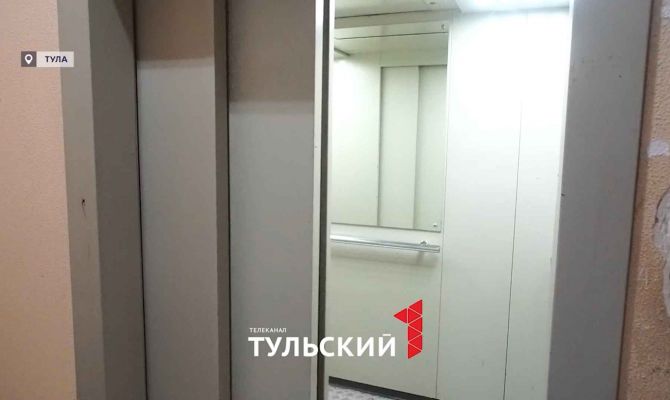 378 ступеней вместо лифта: туляки неделю штурмуют 14 этажей пешком