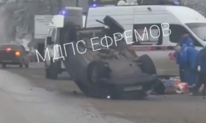 В Ефремове перевернулся легковой автомобиль в ДТП