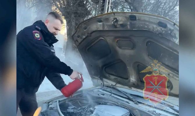 Тульские полицейские спасли таксиста, потушив горящую машину на ходу