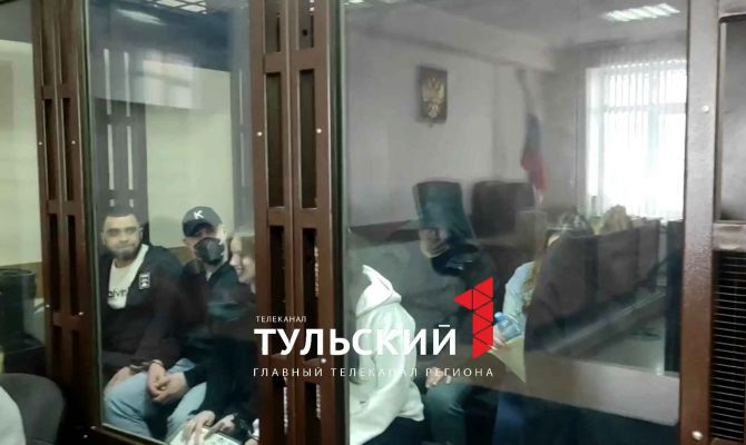 Подсудимых по делу об изготовлении и продаже наркотиков завели в зал суда в Туле