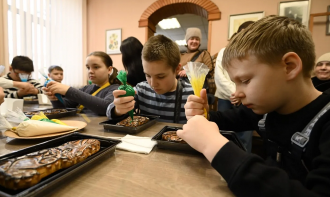 Дети героев СВО из Тулы попробовали себя в роли пряничников и наездников