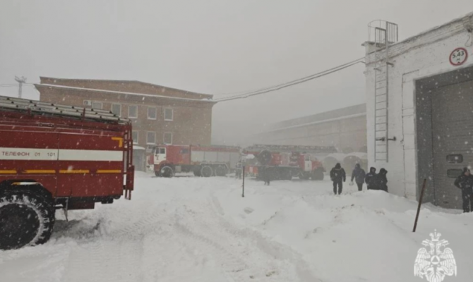 На предприятии в Туле обрушилась кровля и начался пожар