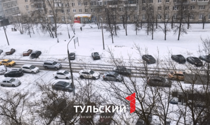 Водители превратили улицу Лейтейзена в Туле в однополосную дорогу