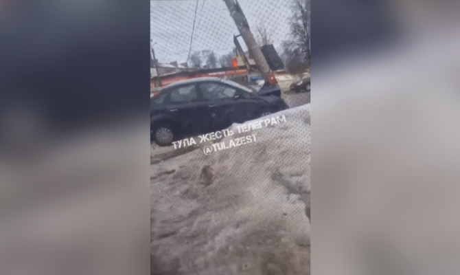 На Одоевском шоссе в Туле водитель легковушки снёс столб