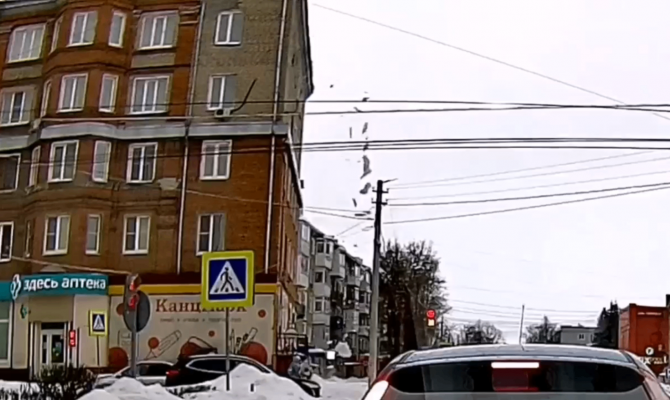 В Узловой наледь сошла с крыши в нескольких метрах от детей