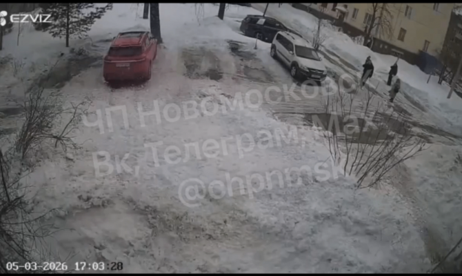 Снежная лавина сошла с крыши многоквартирного дома в Новомосковске