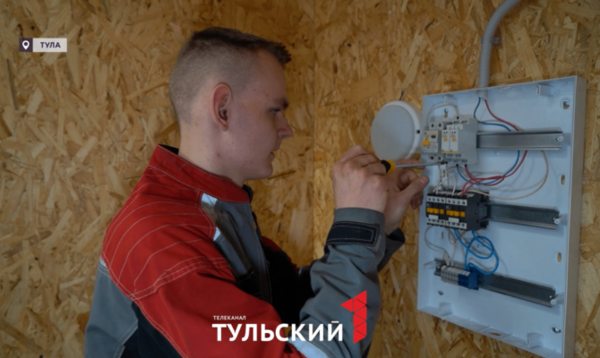 Студент из Щекина собрал электрощиток для всей квартиры за минуту