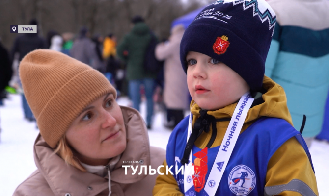 Двухлетний малыш вышел на старт "Ночной лыжной гонки" 