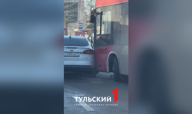 На остановке "Педуниверситет" в Туле столкнулись легковушка и автобус