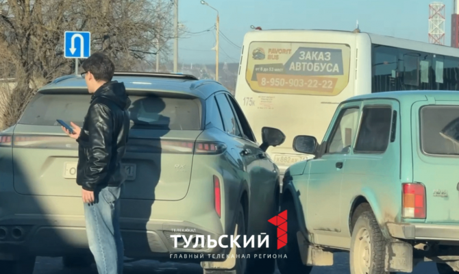 На Калужском шоссе в Туле столкнулись два автомобиля