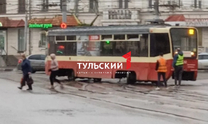 На пересечении улиц Оборонной и Советской трамвай сошёл с рельсов