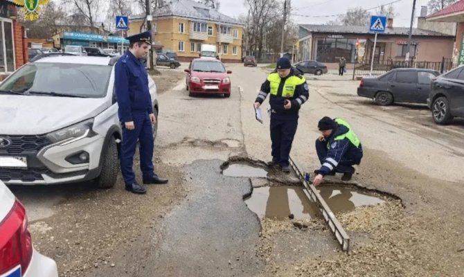 Прокуратура нашла ямы и выбоины сразу на шести улицах Богородицка