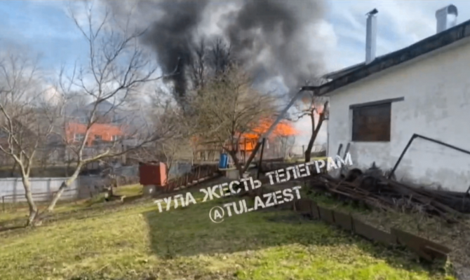 В посёлке Скуратово загорелся частный жилой дом