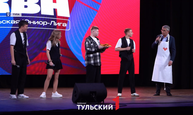 Дмитрий Миляев впервые вышел на сцену КВН с подносом гренок