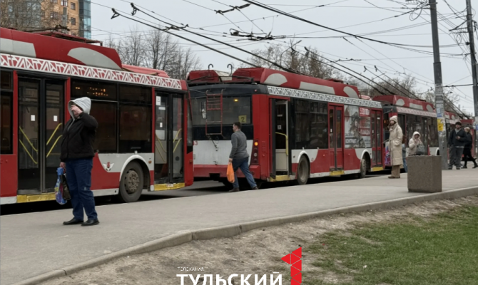 На пересечении улиц 9 мая и проспекта Ленина встали троллейбусы