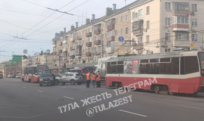На пересечении улиц Советской и Красноармейского проспекта в Туле встали трамваи