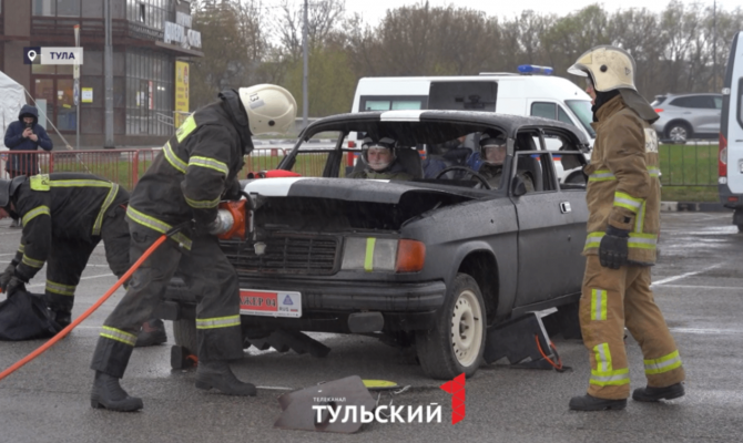 В Туле спасатели достали людей из заблокированной машины на учениях