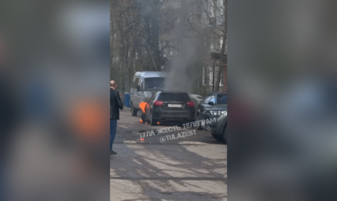 В Туле возле дома загорелся Mersedes