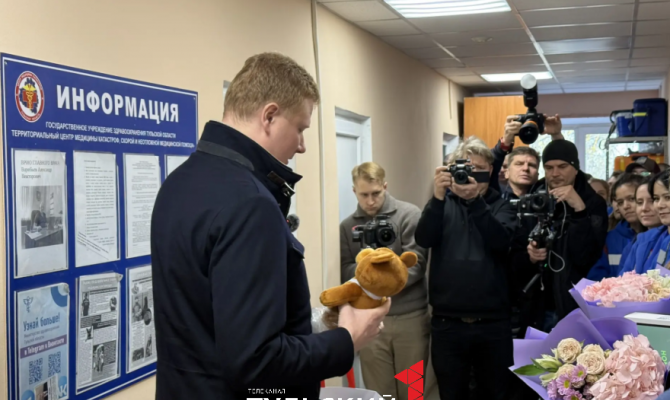 Никитин подарил мишку тульским фельдшерам в День скорой помощи