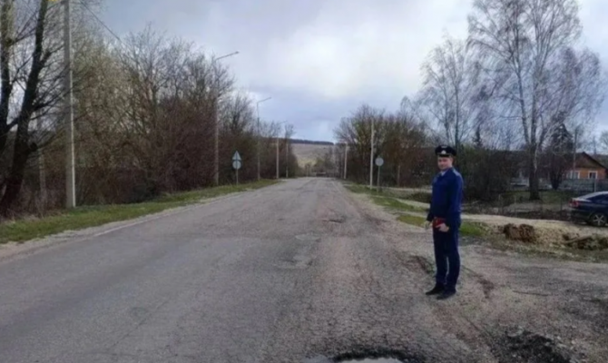 Прокуратура нашла ямы и выбоины на дороге в Каменском районе