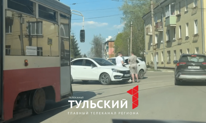 На пересечении улиц Михеева и Тимирязева в Туле остановились трамваи