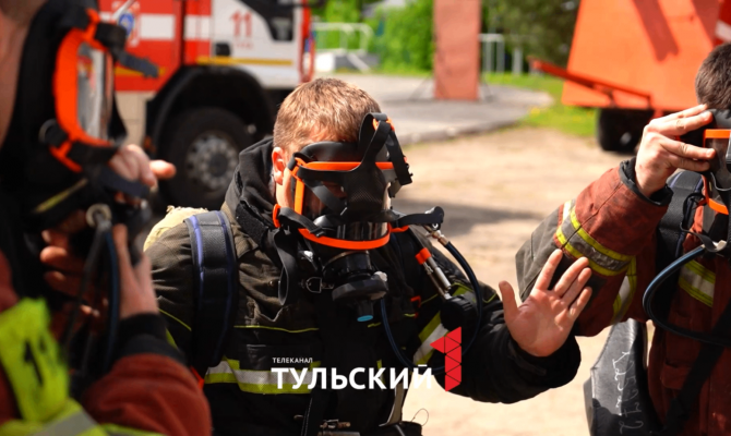 Спасатели из Тулы на турнире показали работу в заполненной дымом комнате