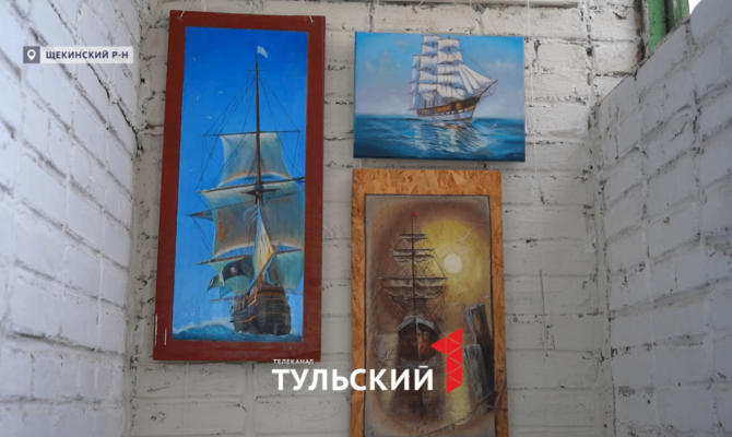 Пенсионерка из Щекино превратила подъезд своего дома в картинную галерею