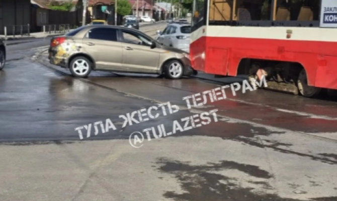 На Красном Перекопе в Туле дорогу не поделили трамвай и легковушка