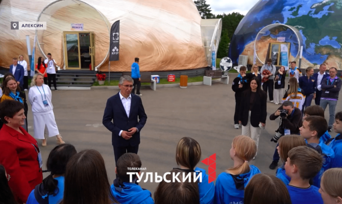 Школьники научили Миляева искать радиопередатчики в лагере «Звёздный»