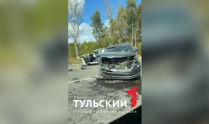 На трассе М-2 под Тулой столкнулись два автомобиля