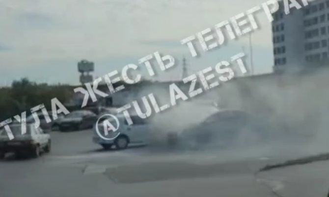 На улице Октябрьской в Туле загорелся "Рено Логан"