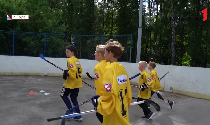 Как юные тульские хоккеисты оттачивают искусство владения шайбой летом