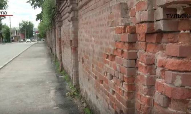 Сколько денег нужно на реставрацию стены Всехсвятского кладбища. РЕПОРТАЖ